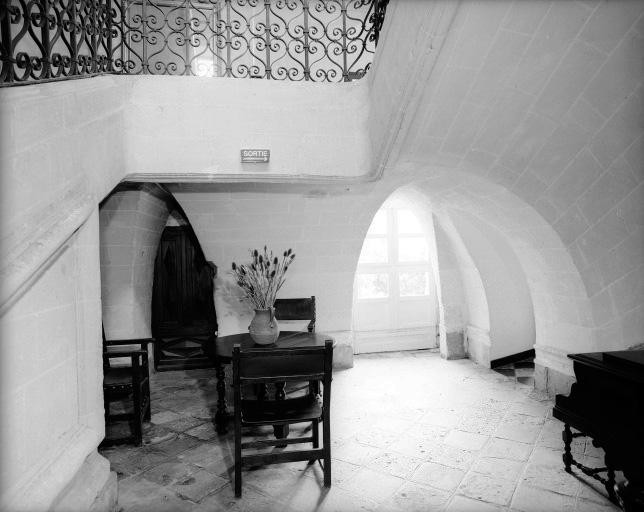 Rez-de-chaussée du grand escalier du corps de bâtiment perpendiculaire à la collégiale.