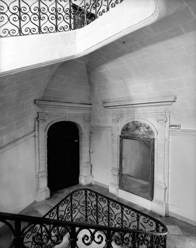 Repos du grand escalier entre le rez-de-chaussée et l'étage du dortoir avec la porte d'accès à l'église et la porte condamnée d'accès à l'ancienne sacristie.