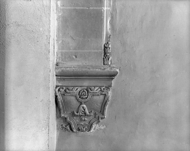 Chapiteau sculpté à la retombée du doubleau du grand escalier à l'étage du dortoir.