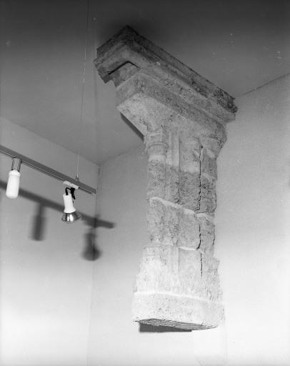 Piédroit droit de la cheminée de l'ancienne chambre de Jean de Longueville à l'étage.