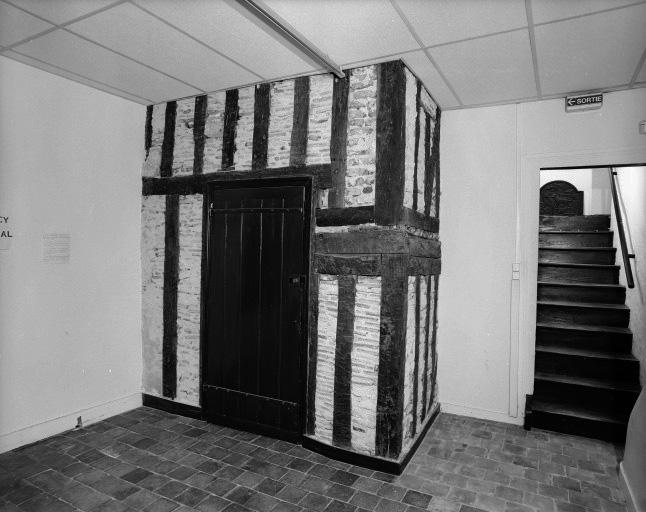 Cage de l'escalier en vis édifié du temps de Jean d'Orléans-Longueville dans le corps de galeries.