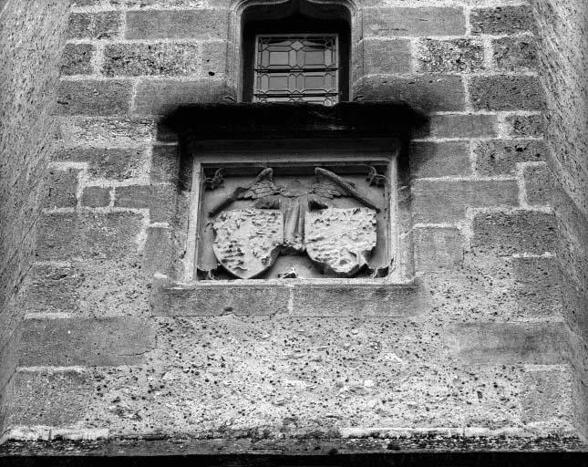 Armoiries bûchées de Charles d'Orléans et de Marie de Clèves sur la cage de l'escalier en vis.