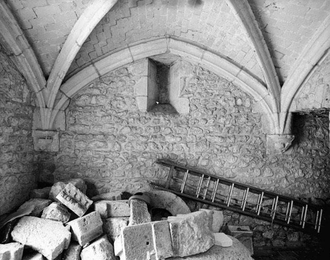 Ouverture étroite sur le mur ouest du garde-manger du rez-de-chaussée du pavillon.