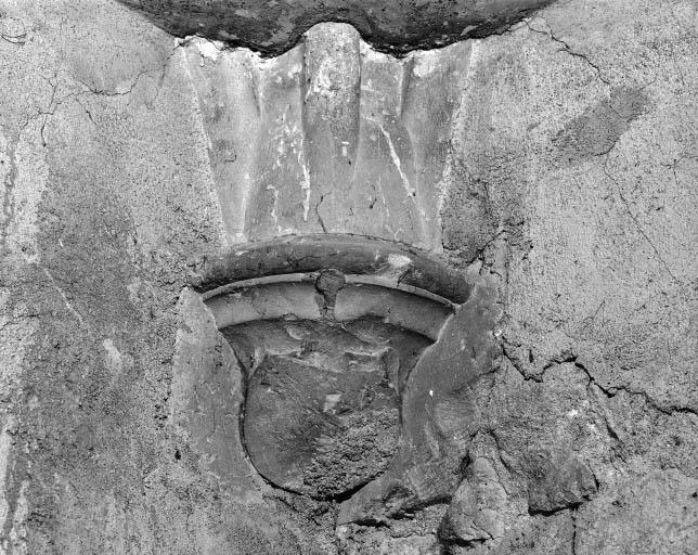 Culot avec un écu bûché situé à l'extrémité nord-est du couloir joignant le garde-manger du rez-de-chaussée du pavillon à la cuisine.