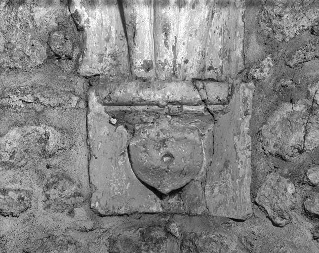 Culot avec écu dans l'angle sud-est du garde-manger du rez-de-chaussée du pavillon.