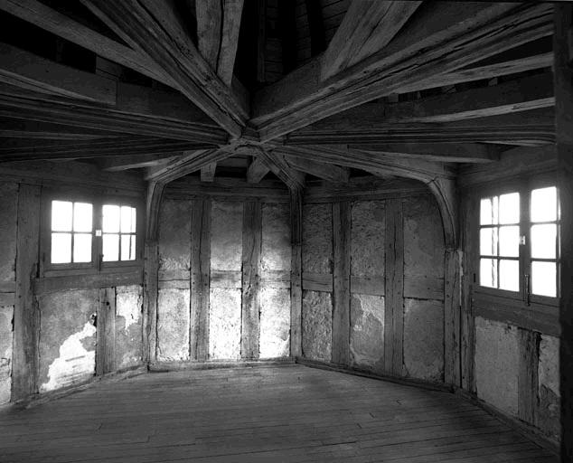 Chambre-haute au-dessus de la tourelle de la façade sur jardin.