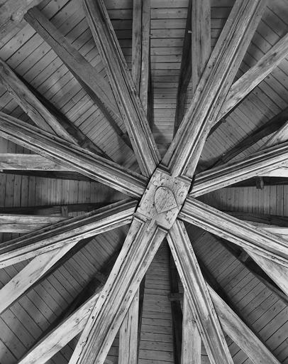 Détail de l'enrayure constituant le plafond de la chambre-haute.