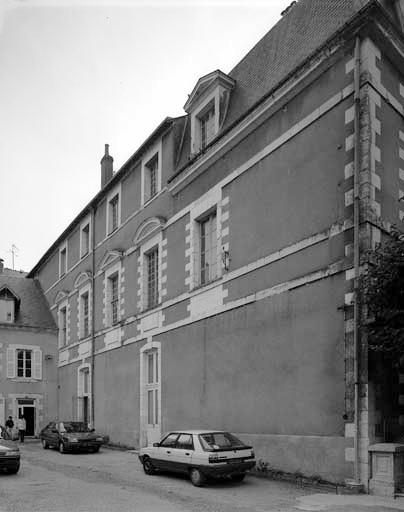 Façade sur cour du corps de bâtiment implanté parallèlement à la Loire.