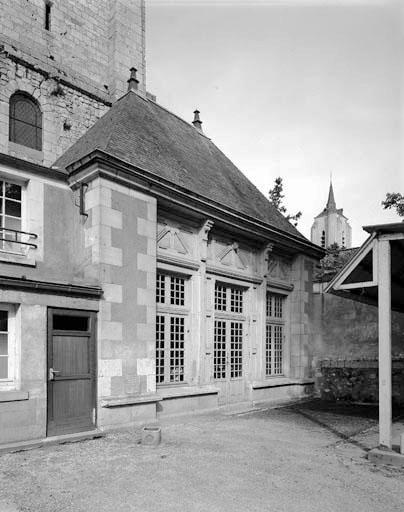 Petit corps de bâtiment à usage scolaire élevé dans l'enceinte de l'ancienne abbaye et collé sur la face sud de la tour Sainte Anne de la collégiale.