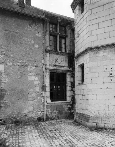 Travée de croisées sur la partie gauche du bâtiment principal.