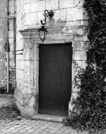 Porte d'accès de l'escalier en vis du bâtiment principal.