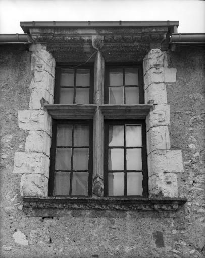 Croisée gauche à l'étage sur la façade antérieure du bâtiment principal.