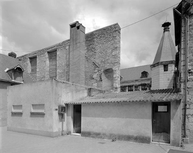 Revers de façade d'un bâtiment inachevé, similaire et parallèle à la façade du bâtiment daté 1777.