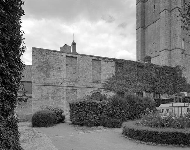 Façade d'un bâtiment inachevé, similaire et parallèle à la façade du bâtiment daté 1777.