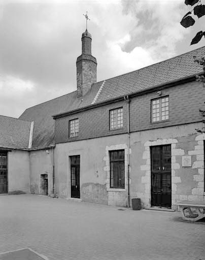 Façade nord transformée du bâtiment roman à usage de salle des malades et chapelle.