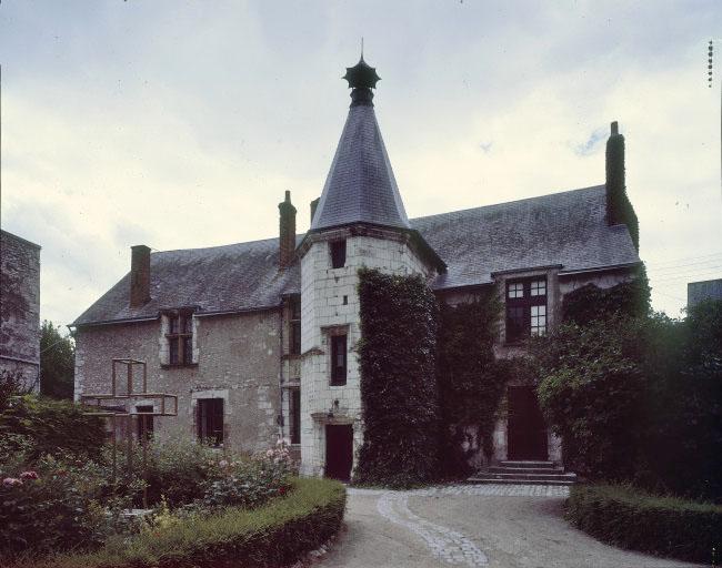 Vue d'ensemble du bâtiment principal.