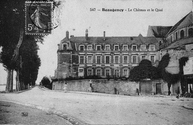 Le corps de bâtiment perpendiculaire à l'église Notre-Dame.