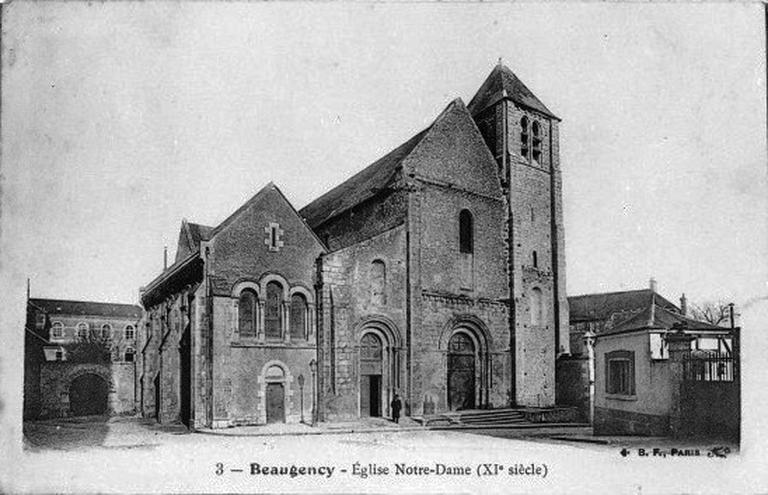 Façade ouest de l'église et chapelle Sainte-Anne à gauche. Au fond, à gauche on aperçoit un ancien bâtiment du dépôt de mendicité détruit en 1976.