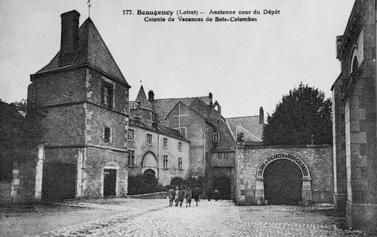 Le logis et la grande cour entre les deux guerres.