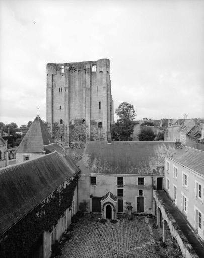 Le logis vu du logis de Dunois avec en arrière plan le donjon.