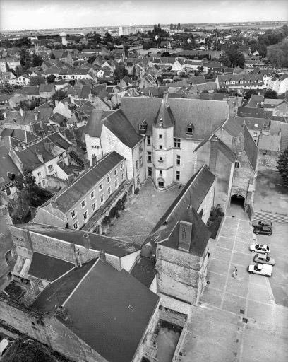 Le logis vu du donjon.