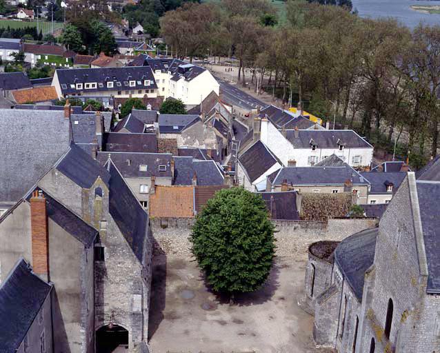 Le logis seigneurial, la grande cour et l'abbatiale vus du donjon.