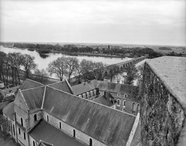 La collégiale, les bâtiments conventuels et le pont sur la Loire vus du donjon.