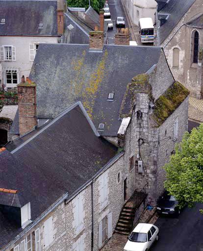 Le presbytère vu du donjon avec le vestige de l'angle sud-ouest du transept de l'ancienne église Saint-Firmin.