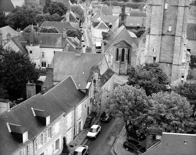 Le presbytère et son environnement proche vus du donjon.