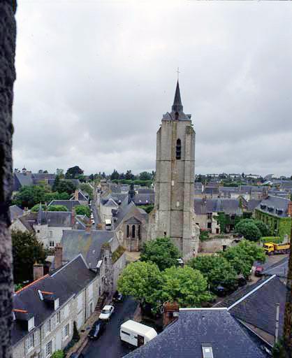 L'environnement urbain du clocher-porche de l'ancienne église Saint-Firmin vu du donjon.