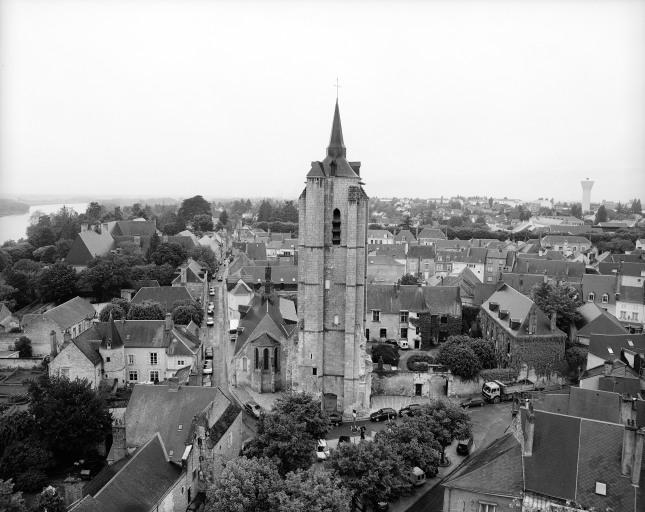 L'hôtel-Dieu vu du donjon, derrière le clocher de l'ancienne église Saint-Firmin.