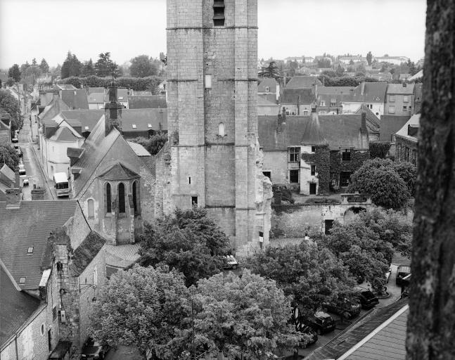 L'Hôtel-Dieu vu du donjon, derrière le clocher de l'ancienne église Saint-Firmin.