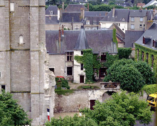 Le bâtiment du XVIe siècle vu du donjon.