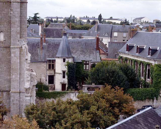 Le bâtiment du XVIe siècle vu du donjon.