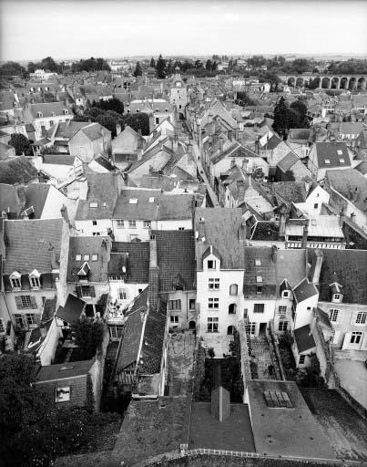 La maison vue du donjon et son environnement.