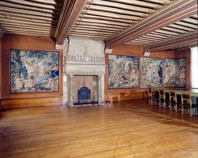 Ensemble des quatre pièces de broderie disposées sur les mur sud et sud-ouest de la salle des mariages.