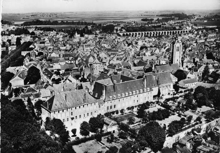 Vue aérienne du couvent prise du côté de la Loire.