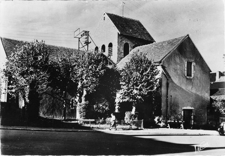 Le côté sud de l'église.