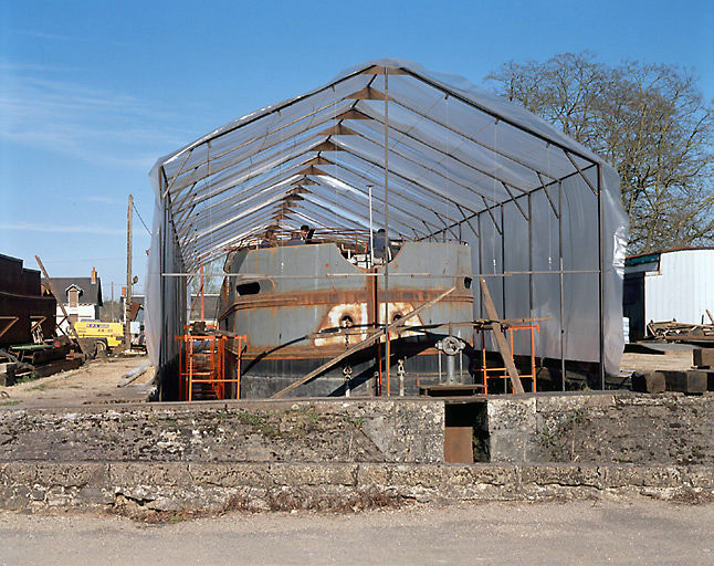 Restauration d'un bateau dans la cale de radoub.