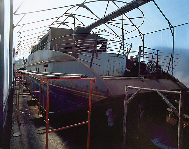 Restauration d'un bateau dans la cale de radoub.