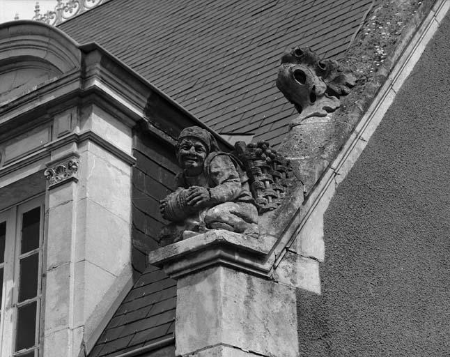 Détail du pignon est : figure d'amortissement : vendangeur.