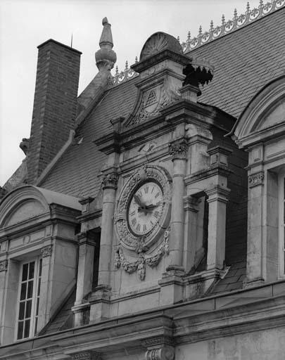 Etage de combles : détail de l'horloge architecturée avec fronton blasonné de la herse des armes de Sancerre.