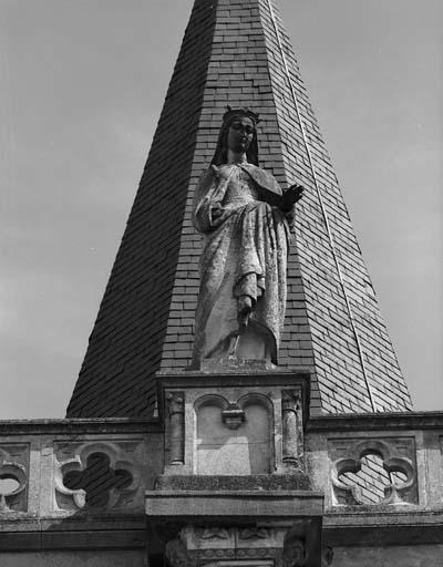 Détail du clocher : statue de sainte Madeleine.