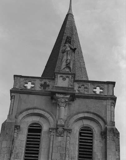 Détail du clocher avec la statue de sainte Madeleine.