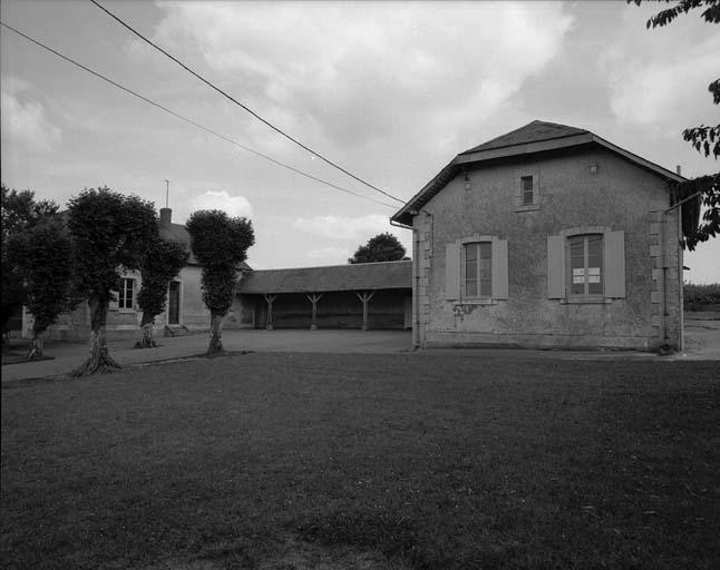 Jalognes, école primaire de filles. Salle de classe, préau et maison de l'instituteur..