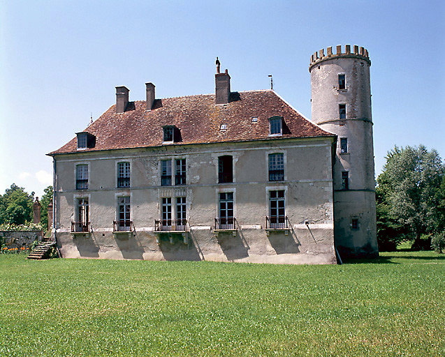 Vue de la façade sud-est et tour.