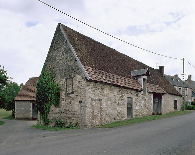 Vue d'ensemble, côté route de Sainte-Solange. L'huilerie est au fond, la grange et l'étable au 1er plan.