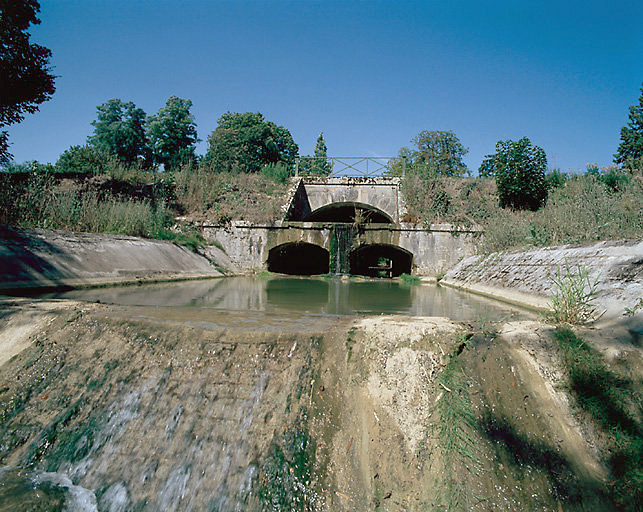 Vue d'ensemble de la sortie de l'aqueduc.