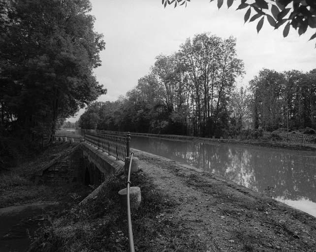 Vue d'ensemble prise du chemin de halage.