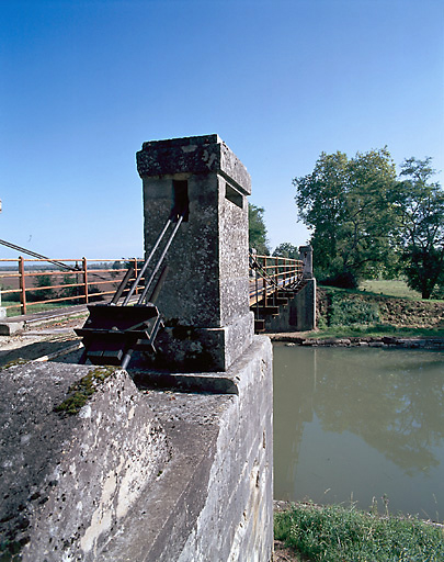 Détail de l'ancrage des câbles.